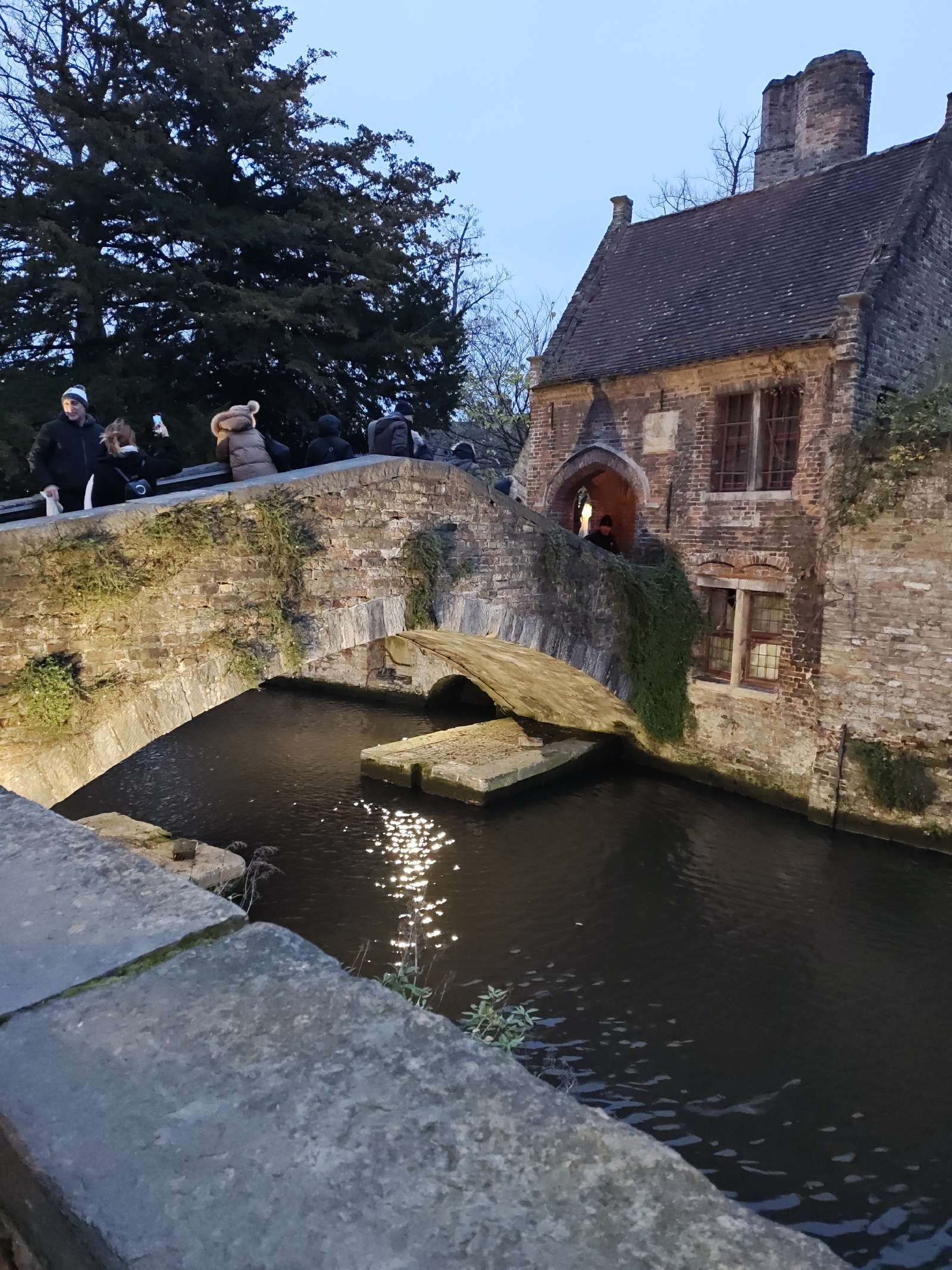 <a href='/hi/jeroen' class='caption'>» jeroen 23 December 2025 04:39 Brugge</a>